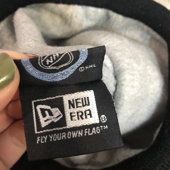 New Era Chicago Blackhawks Beanie - Picture 2 of 4